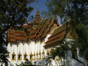 Bangkok the Hub of Asia Shop or Visit Thailand Buddhist Temples, Thai Streetfood or Dine on the Chaophraya River 