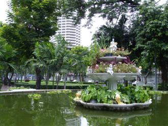 Saphan Taksin Park in front of Wat Yannawa