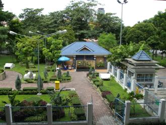 Bangkok park just in front of Wat Yannawa