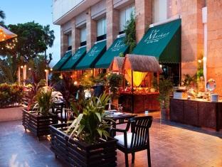 Dine in elegance in the outdoor dining area at the Hua Hin Hilton Hotel Dine in elegance in the outdoor dining area at the Hua Hin Hilton Hotel