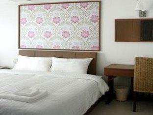 A very comfortable and affordable budget room at the Ivory Suvarnabhumi Hotel A very comfortable and affordable budget room at the Ivory Suvarnabhumi Hotel