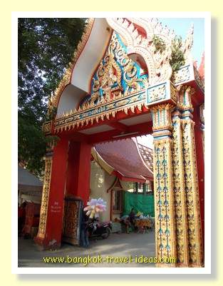 Temple entrance at the Kwan Riam floating markets Temple entrance at the Kwan Riam floating markets