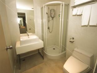 Louis Tavern Bangkok Airport bathroom Louis Tavern Bangkok Airport bathroom