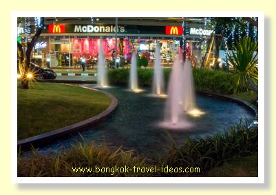 Paseo night market starts up around  mid afternoon, but if the rain comes they have to make a run for cover paseo mall near airport 10