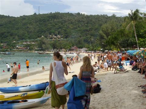 Main tourist beach on Koh Phi Phi, kayaking and paragliding activities can be taken from here. Main tourist beach on Koh Phi Phi, kayaking and paragliding activities can be taken from here.