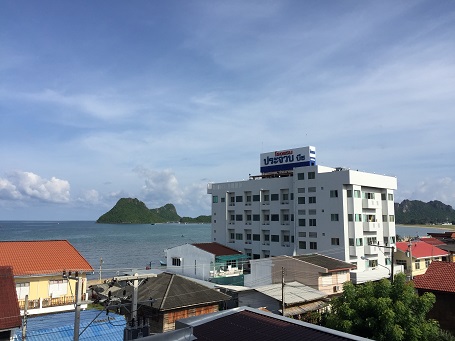 Prachuap Beach hotel with a good view Prachuap Beach Hotel next to the sea