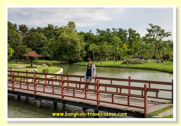 Bangkok Attractions and 10 Things to Do in Bangkok. Visit Siam Park City, Bangkok Floating Markets and the Crocodile Farm