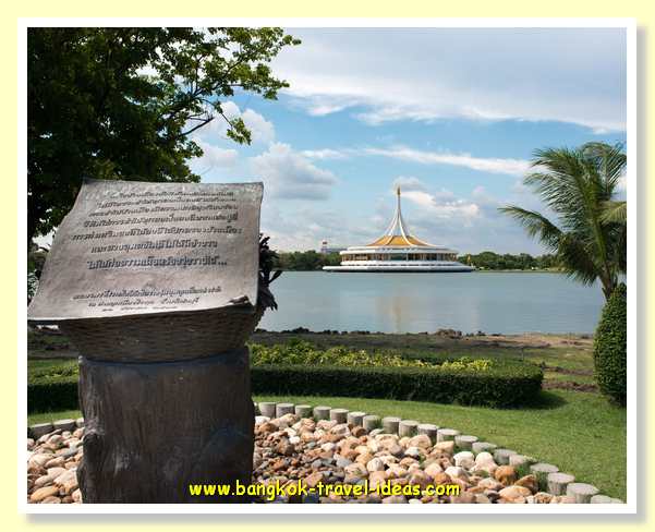 Statues and monuments adorn the grounds rama-9-park-02