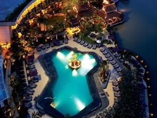 Cool off in the relaxing poolside area at the Shangri-La Hotel in Bangkok