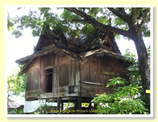 Monk's house at Wat Bang Phli Yai Klang Monks house at Wat Bang Phli Yai Klang