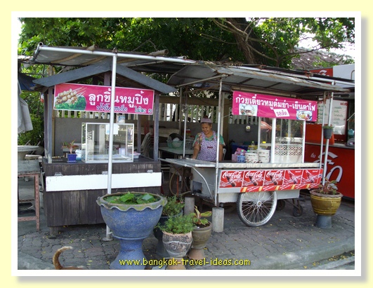 Food carts at Wat Bang Phli Yai Klang Food carts at Wat Bang Phli Yai Klang